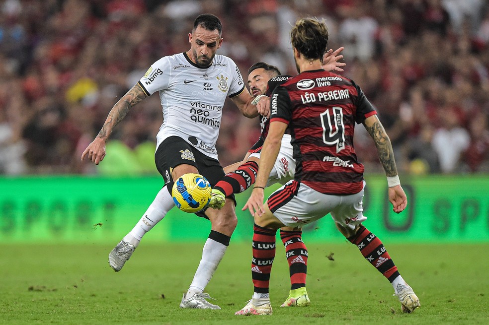 Renato Augusto e L&eacute;o Pereira em Flamengo x Corinthians &mdash; Foto: Thiago Ribeiro/AGIF