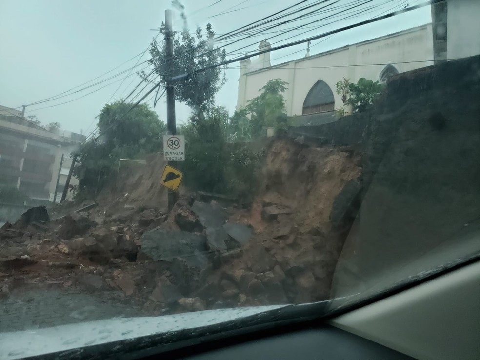 Chuva deixou ruas destruídas em Petrópolis, no RJ — Foto: Reprodução/Redes sociais