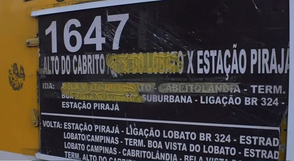 Motorista e cobrador de ônibus são obrigados a tirar roupa para comprovar que não estavam com celular durante assalto em Salvador  — Foto: Reprodução/TV Bahia 