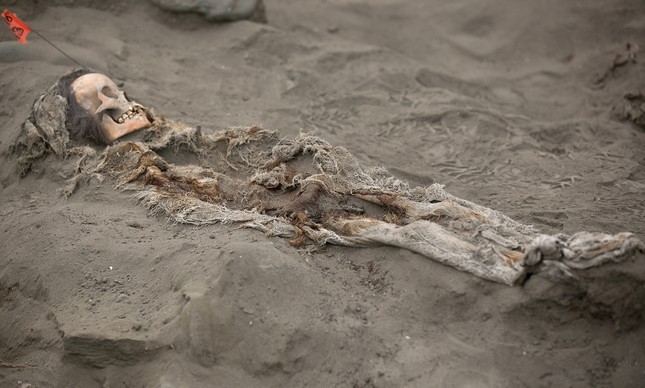 Arqueólogos encontram novo sítio de sacrifício maciço de crianças no Pe
