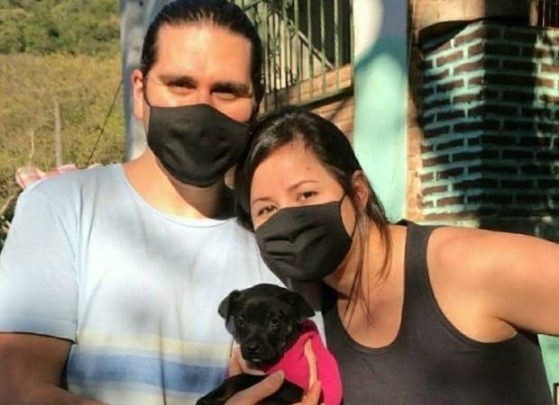 Gabriel Sater e a mulher, Paula Cunha, no dia em que adotaram a cadela Zuca (Foto: Instagram/@gabrielsateroficial/Reprodução)