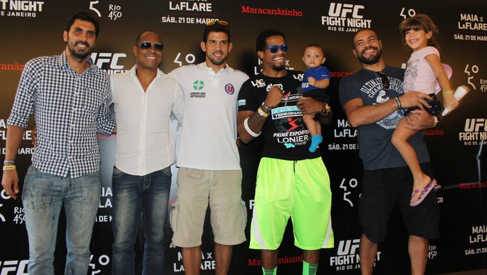 Atletas do UFC trocam experiências com ex-jogadores de Fla e Botafogo