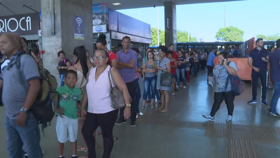 Com a paralisação do metrô, filas por ônibus na Rodoviária do Plano Piloto atravessaram a plataforma inferior — Foto: TV Globo/Reprodução