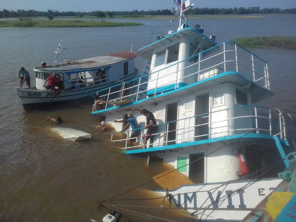 Rebocador ficou parcialmente submerso no rio Surubiú em Alenquer (Foto: Rosiel Bentes/Arquivo Pessoal)