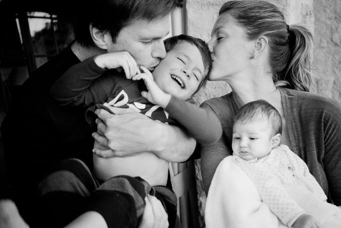 Gisele, Tom  Brady e os filhos em clique de Mario Testino (Foto: Divulgação)