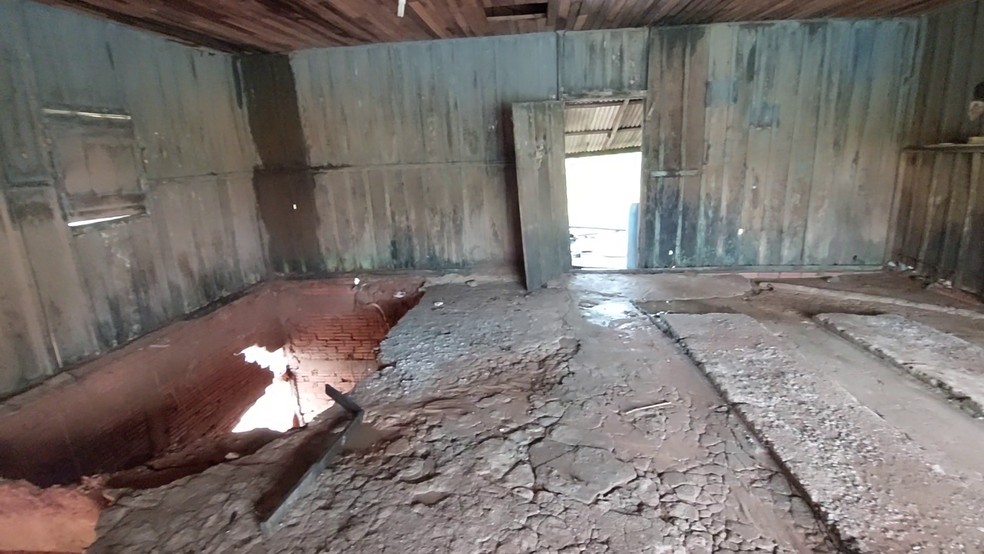 Solo de lavador de carros cedeu em Nova Brasilândia — Foto: Reprodução/Rede Amazônica