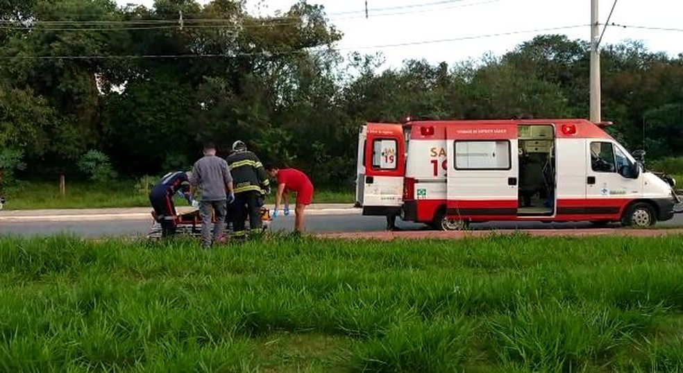 Motorista foi socorrido pelo Samu após carro cair em córrego de Itapetininga (SP) — Foto: Fábio Barbosa/TV TEM