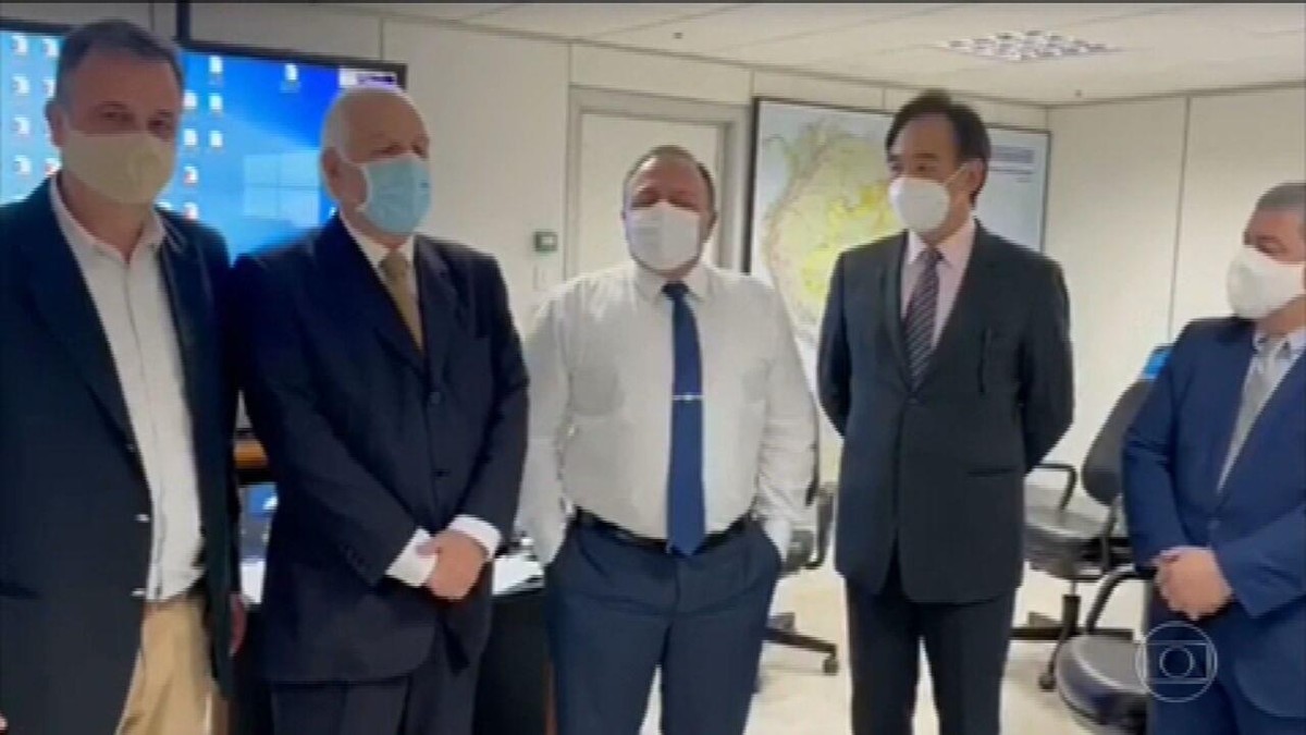 Pazuello negociou com intermediários compra de 30 milhões de doses da CoronaVac pelo triplo do preço - Vimarsana News