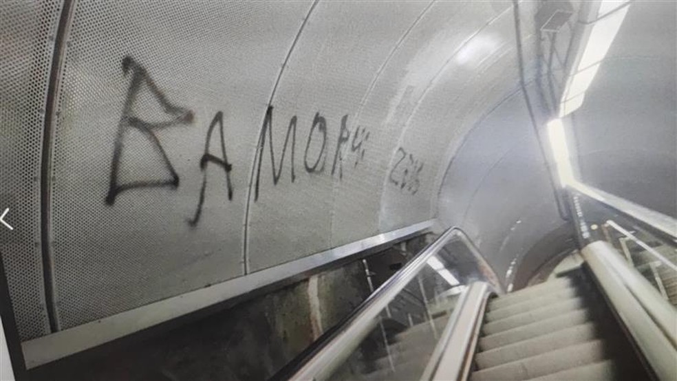 Metr&ocirc; de Salvador &eacute; pichado e vandalizado com nome de torcida organizada do Bahia &mdash; Foto: Divulga&ccedil;&atilde;o/CCR Metr&ocirc; Bahia