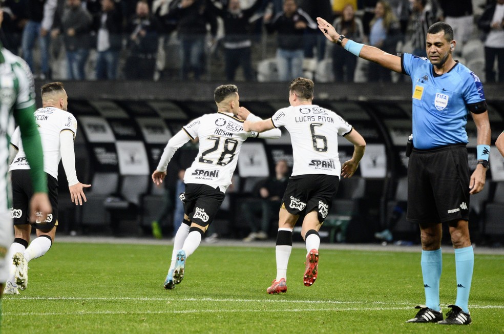 Gol de Adson em Corinthians x Coritiba — Foto: Marcos Ribolli