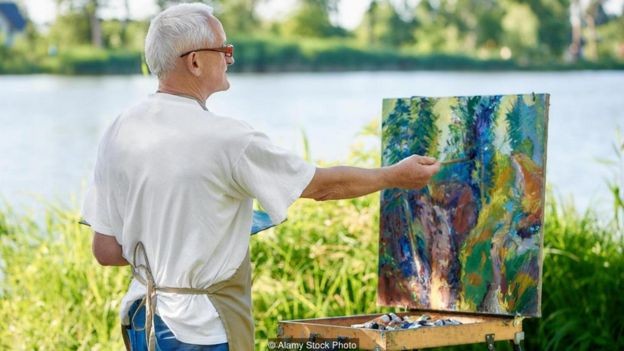 Algumas pessoas não baixam a guarda no trabalho, mas os especialistas dizem que quanto mais você se expressar, mais criativo e produtivo será (Foto: ALAMY STOCK PHOTO via BBC) Algumas pessoas não baixam a guarda no trabalho, mas os especialistas dizem que quanto mais você se expressar, mais criativo e produtivo será (Foto: ALAMY STOCK PHOTO via BBC)