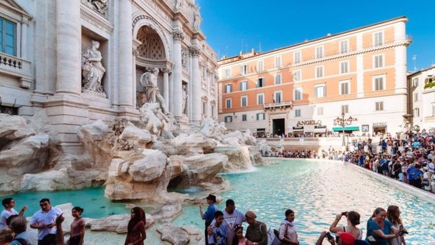 Todos os anos milhões de turistas visitam a Fontana di Trevi e jogam moedas na fonte (Foto: Getty Images via BBC)