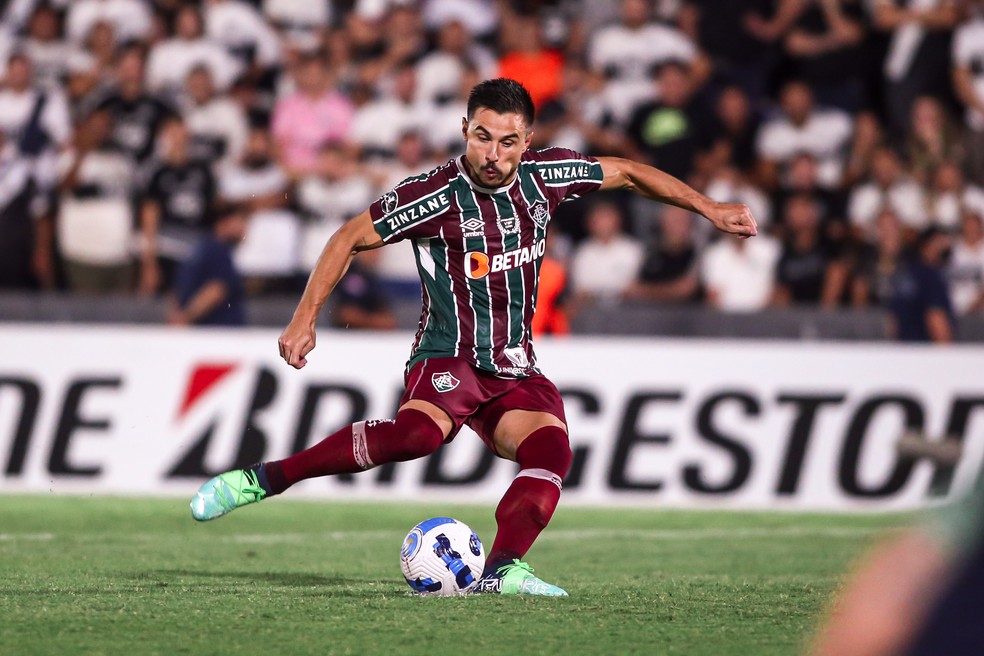 Willian Bigode parou no goleiro Olveira, do Olimpia — Foto: Staff images / CONMEBOL