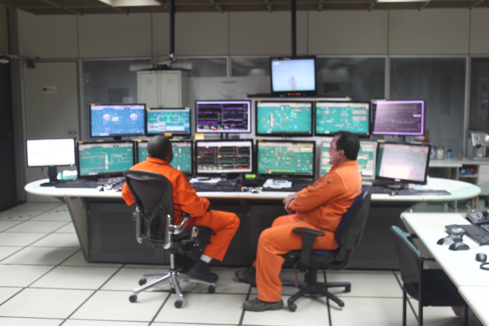 Sala de controle da Unidade de Exploração e Produção da Petrobras e da Refinaria Clara Camarão, em Guamaré, RN (Arquivo) — Foto: Igor Jácome/G1