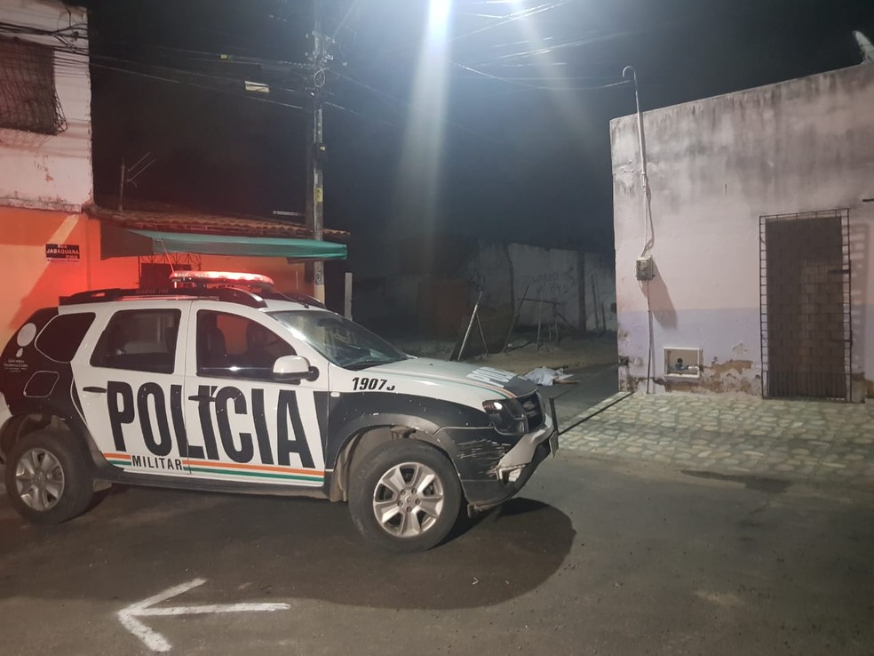 Homem foi morto após ser chamado pelo criminosos no portão de casa, em Fortaleza. — Foto: Rafaela Duarte/ SVM