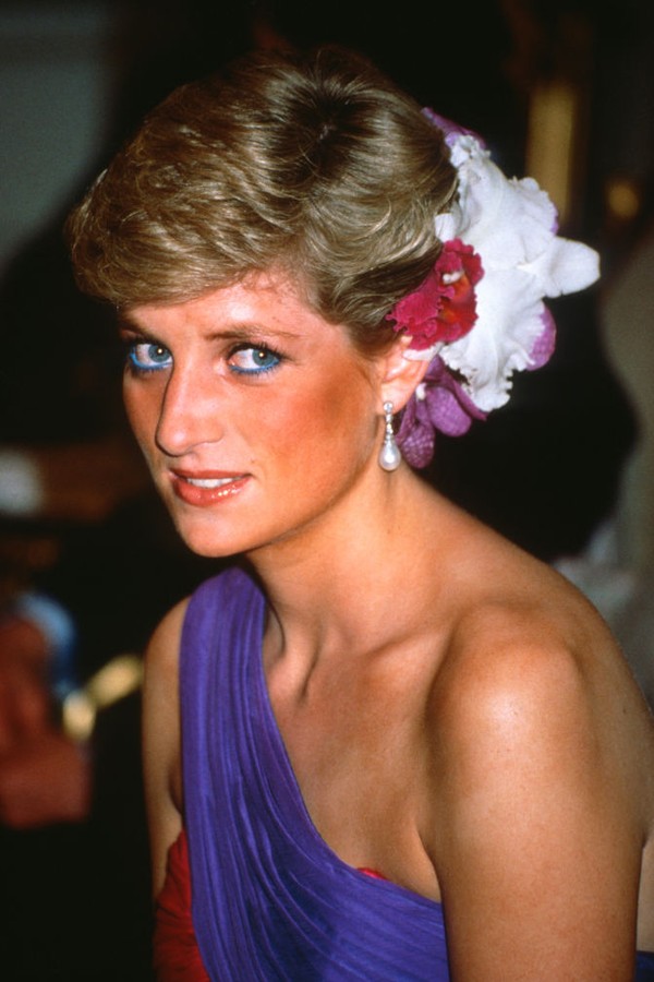 BANGKOK, THAILAND - FEBRUARY 04: Diana, Princess of Wales, wearing a red and purple chiffon evening dress designed by Catherine Walker with silk flowers in her hair, attends a dinner on February 04, 1988 in Bangkok, Thailand. (Photo by Anwar Hussein/Getty (Foto: Getty Images)