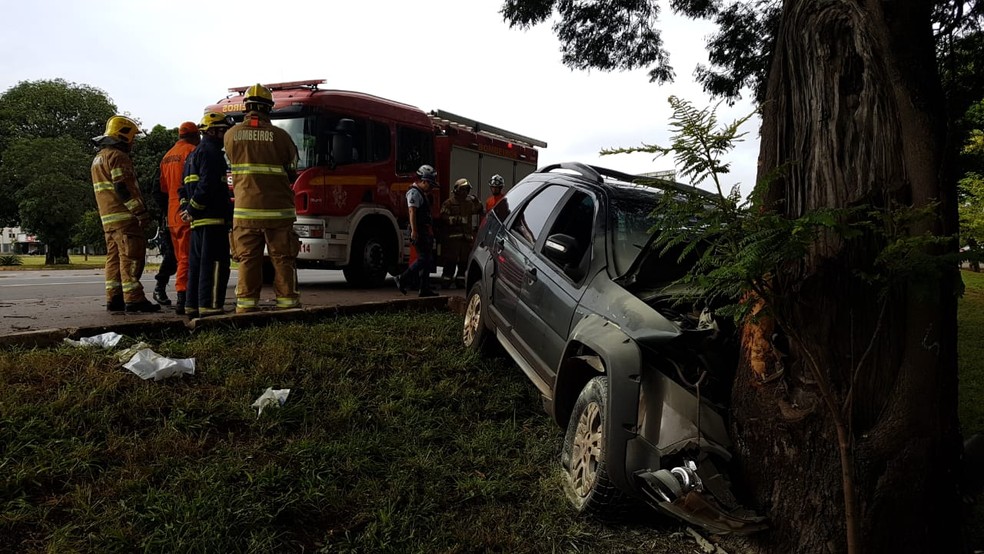 Carro que se chocou em Ã¡rvore em acidente na Epia (Foto: DivulgaÃ§Ã£o/Corpo de Bombeiros)