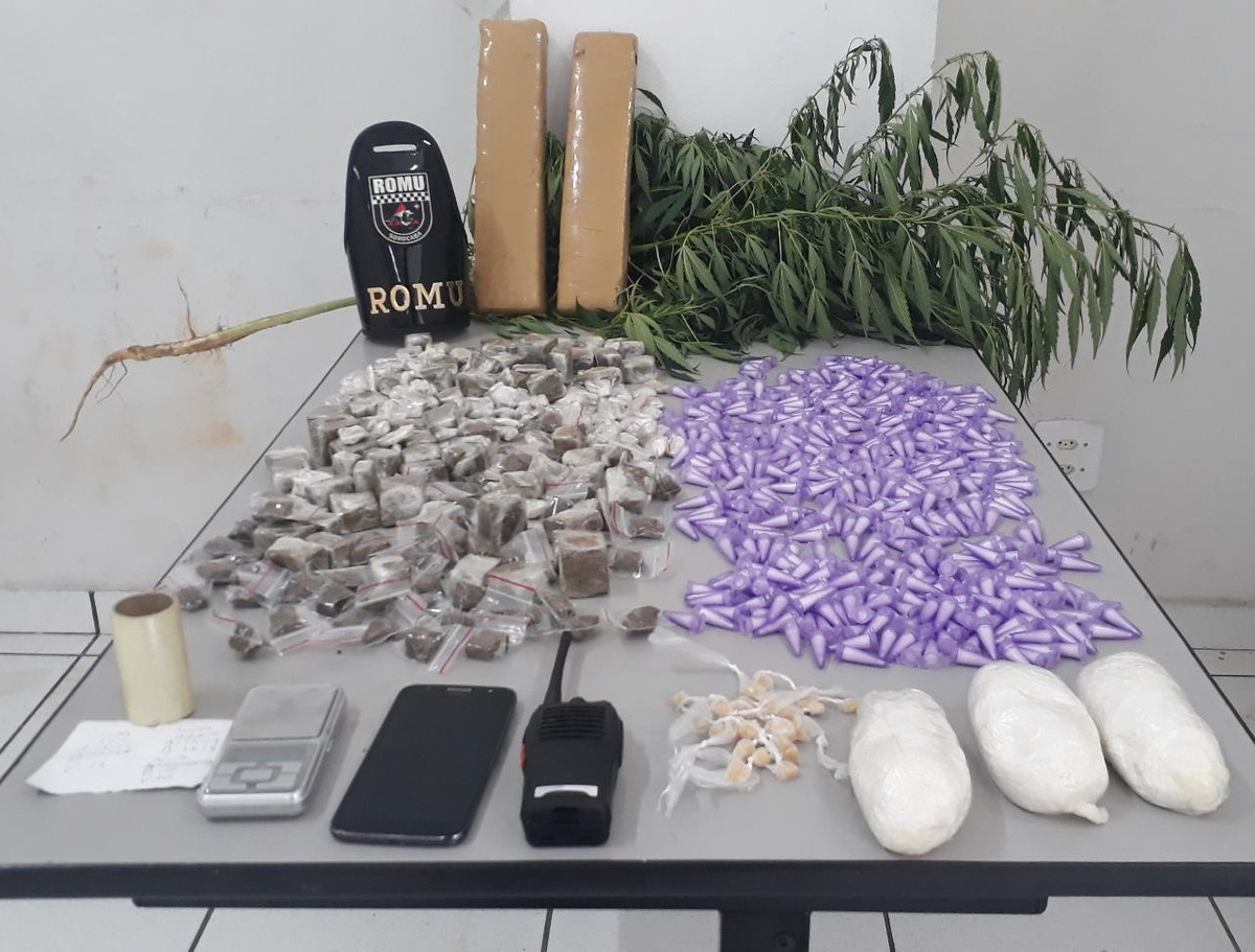 Trio Preso Em Flagrante Com Por es De Drogas E P De Maconha Em 