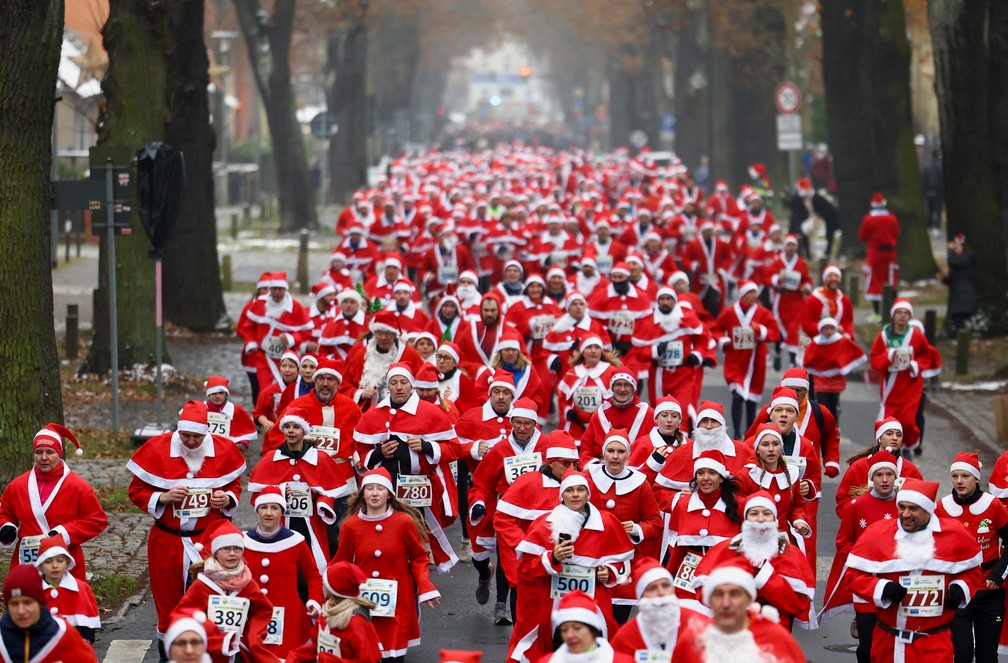 Pessoas vestidas de Papai Noel participam de corrida nas ruas de Michendorf, na Alemanha, em 4 de dezembro de 2022 — Foto: REUTERS/Lisi Niesner 
