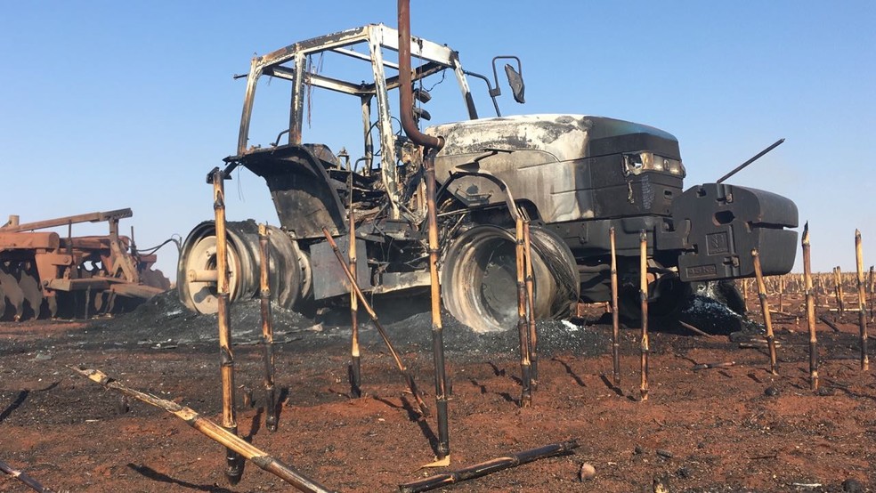 Trator em que estava fazendeiro que se queimou ficou destruído (Foto: Diogo Nolasco/TV Morena)