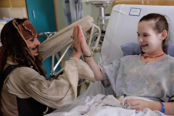 O ator Johnny Depp caracterizado como o pirato Jack Sparrow durante uma visita a um hospital infantil no Canadá (Foto: Facebook)