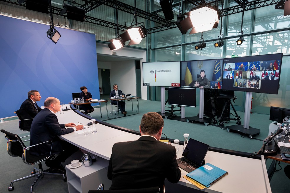 O chanceler da Alemanha, Olaf Scholz (2º à esquerda), durante reunião virtual dos líderes do G7 convocada de urgência após ataques russos a Kiev, em 11 de outubro de 2022. — Foto: Steffer Kugler via Reuters