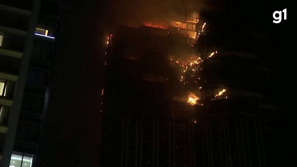 Fire destroys 42-storey skyscraper in Hong Kong |  world