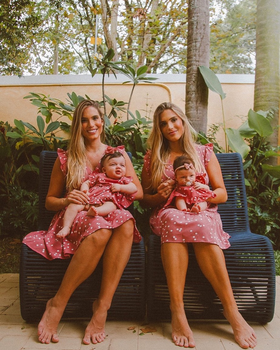 Bia e Branca posam com filhas e com looks iguais: 'Os vestidos deram cria'