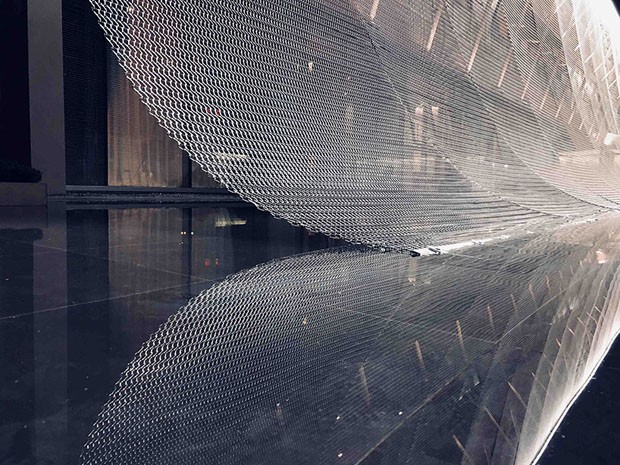 Malha de metal integra arquitetura de escritório chinês à natureza (Foto: Divulgação)