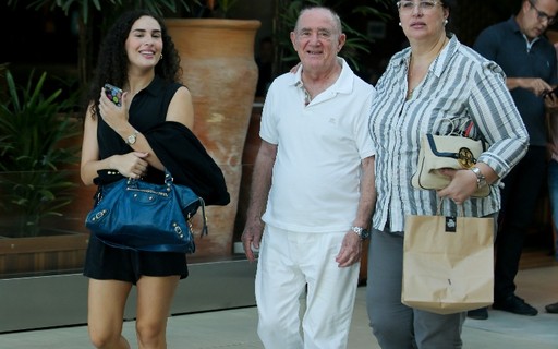 Renato Aragão passeia com a filha Livian Aragão e a mulher em shopping
