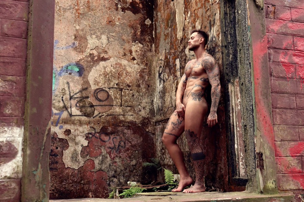 Yuri Bonotto, o Bombeiro da Eliana, conta que a nudez nunca foi um tabu &mdash; Foto: S&eacute;rgio Santoian/Divulga&ccedil;&atilde;o