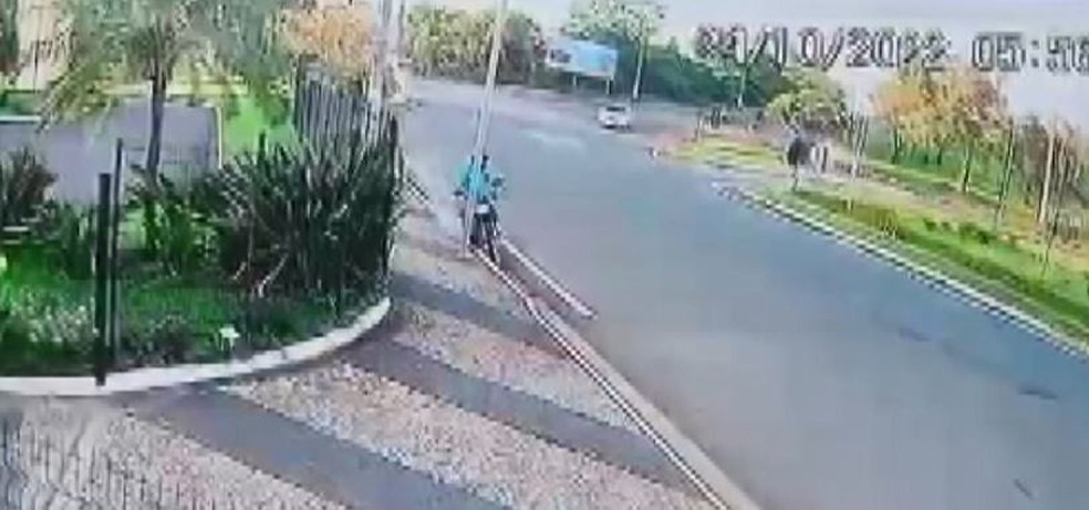 Moto colide contra poste de sinalização em Santa Gertrudes — Foto: Reprodução