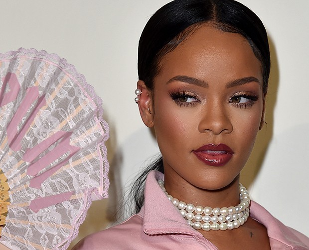 A cantora Rihanna optou por cílios volumosos apenas nos cantos dos olhos (Foto: Getty Images)