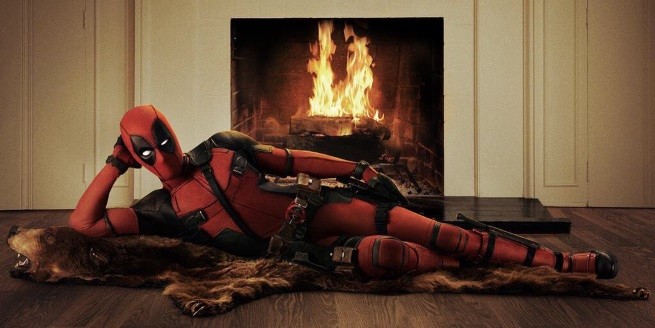 Deadpool e seu uniforme em um cenário aconchegante... (Foto: Divulgação)