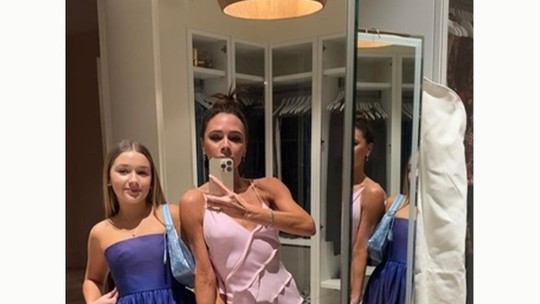 Victoria Beckham posta foto rara ao lado da filha e revela homenagem fashion à caçula