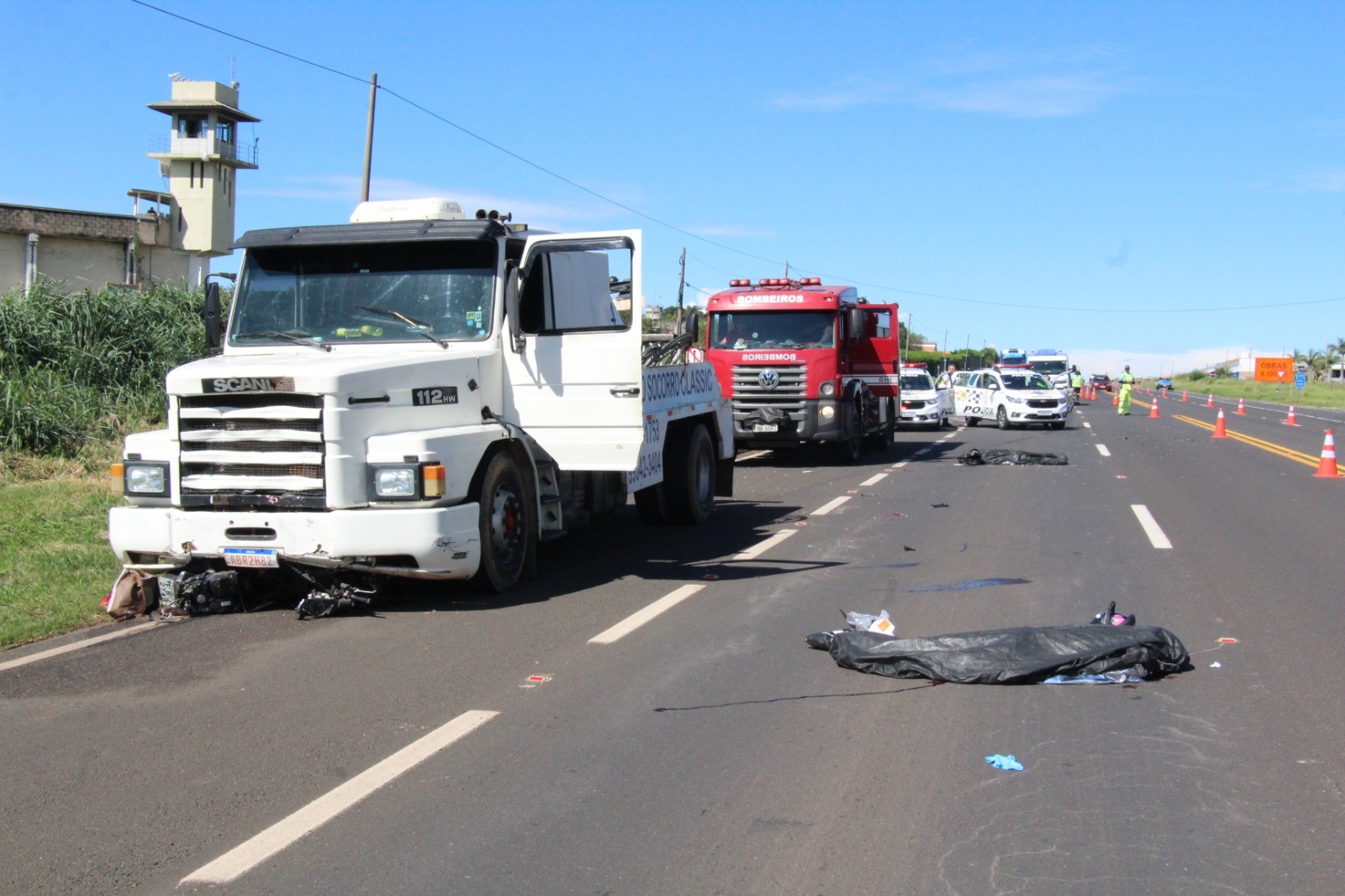 Batida em caminhão-guincho mata motociclista e garupa em rodovia de Marília