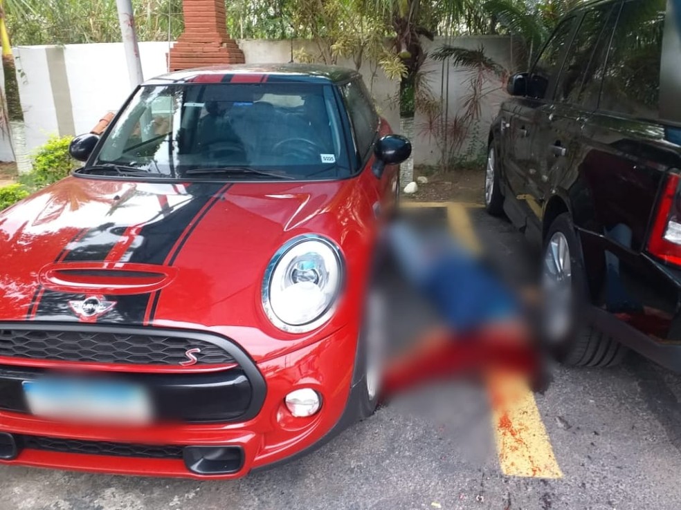 Corpo de Fernando Ignnácio ficou caído ao lado do carro — Foto: G1 Rio