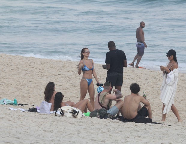 Rita Ora e Débora Nascimento com amigos em praia (Foto: Agnews)