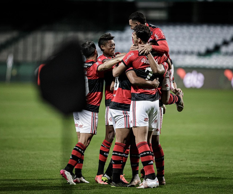 Jogadores do Flamengo comemoram no Couto Pereira — Foto: Miguel Locatelli/Neo Photo