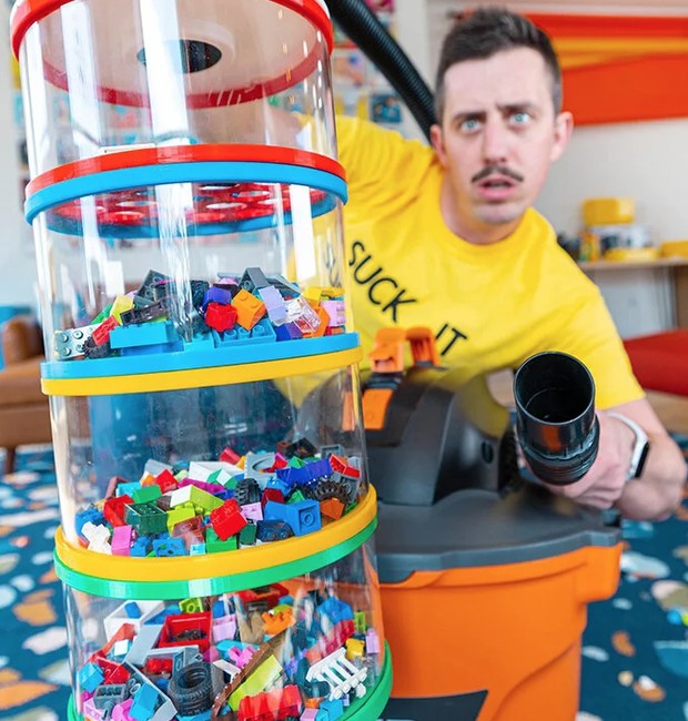 Chamado de "LEGO suck it!", o acessório pode ser acoplado no aspirador de casa para separar as pecinhas (Foto: Unnecessary Inventions / Reprodução )