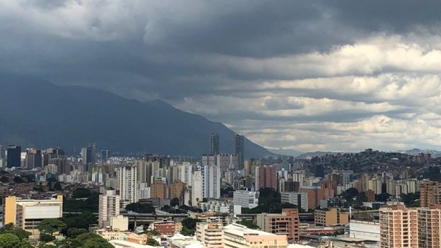 O preço dos imóveis despencou na Venezuela e, por isso, vender não é uma opção para muitos proprietários (Foto: NORBERTO PAREDES via BBC News)