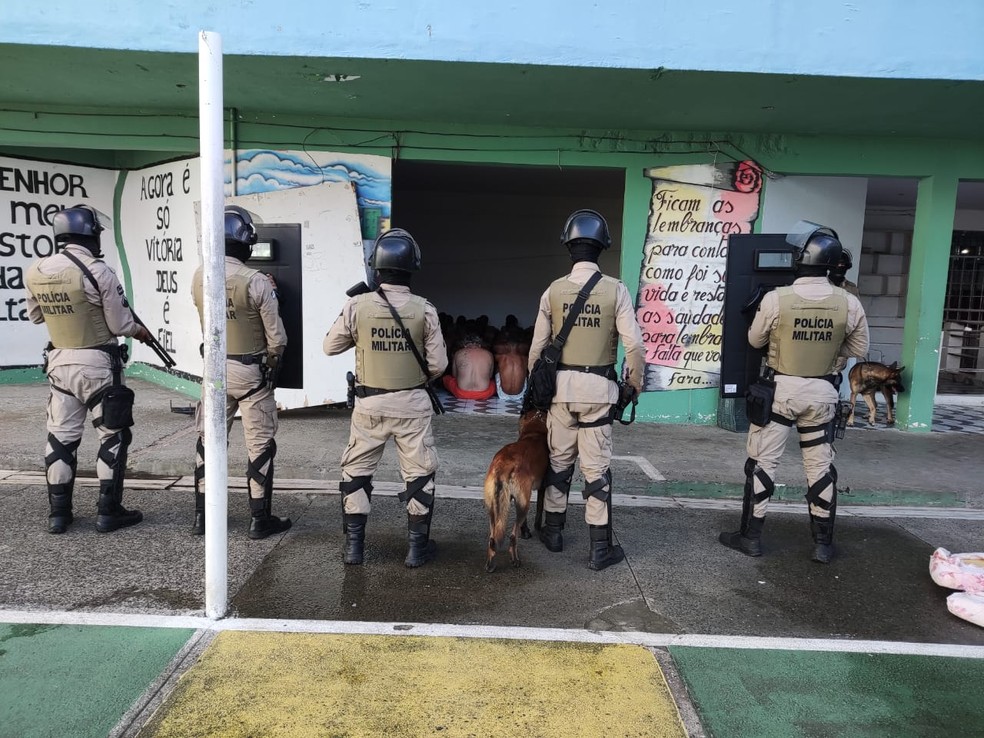 Mais de 70 celulares são apreendidos na Penitenciária Lemos de Brito, em Salvador — Foto: SSP/BA