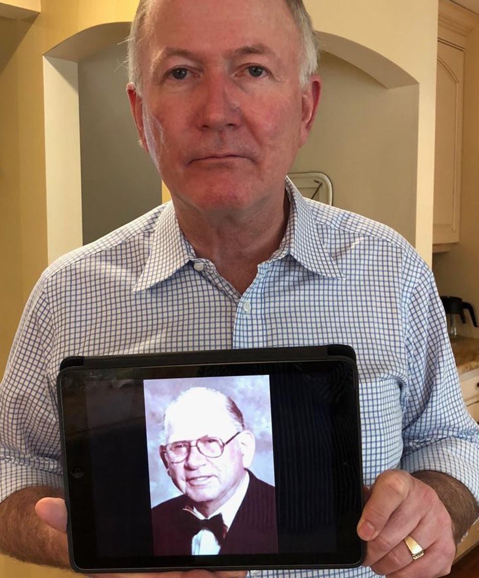 Bill Griffeth escreveu livro sobre experiência de descobrir que não era filho do homem que o criou — Foto: BBC