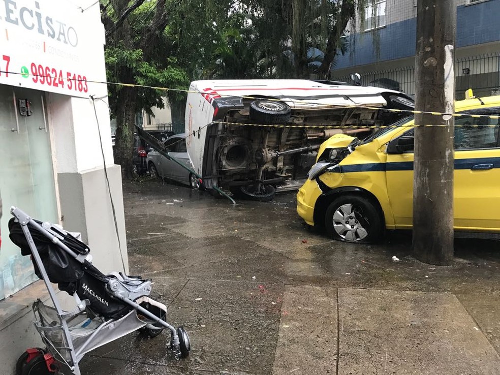 Vítimas foram atingidas na calçada, segundo o Corpo de Bombeiros — Foto: Alba Valéria Mendonça/G1