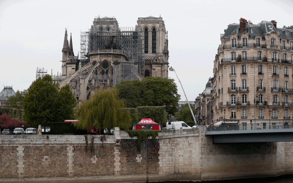 Bombeiros trabalham na Catedral de Notre-Dame, em Paris  — Foto: Benoit Tessier / Reuters