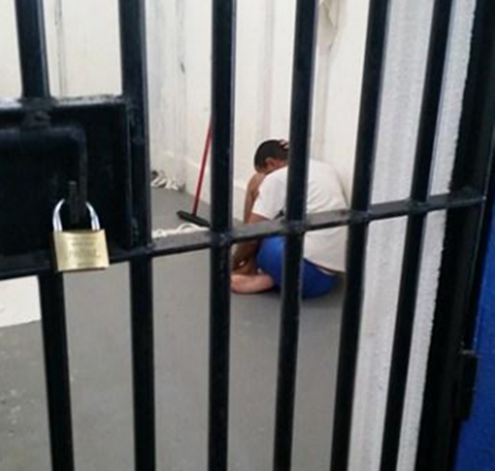 Preso com crise foi isolado em uma cela. RelatÃ³rio diz que detentos nÃ£o tÃªm tratamento adequado â€” Foto: MNPCT