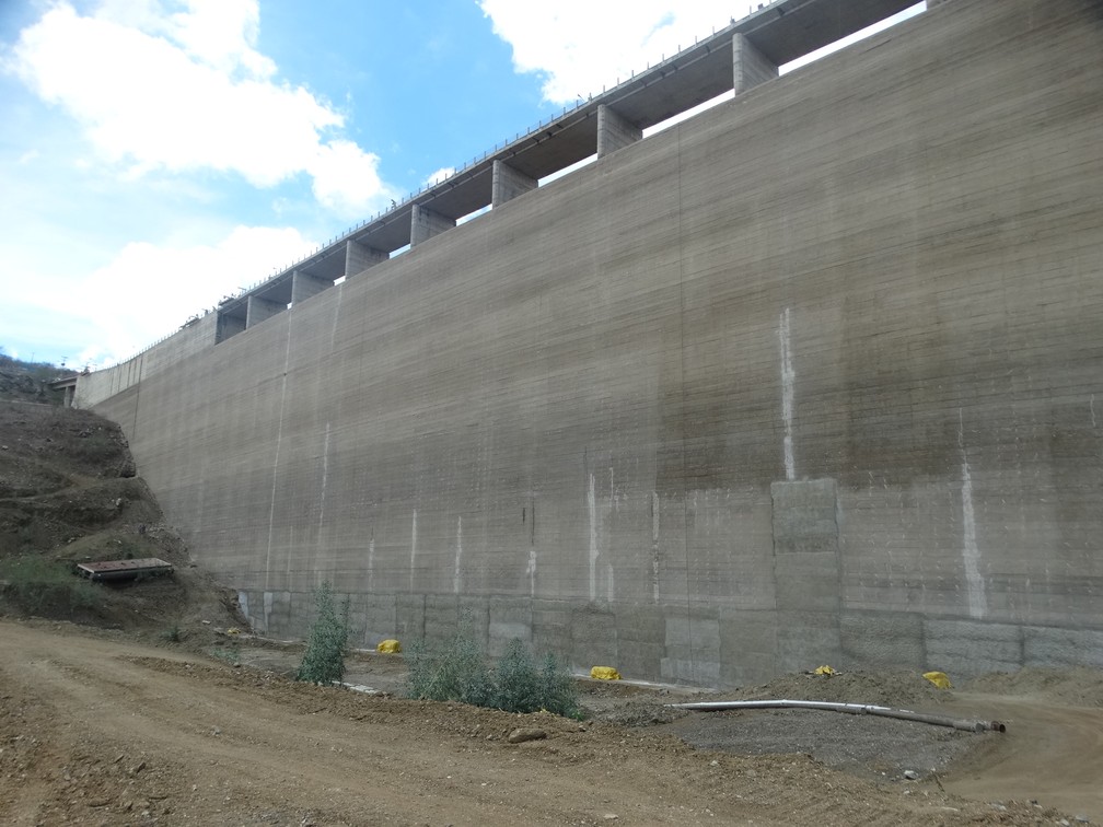 ParedÃ£o da barragem de Jucazinho tem quase 65 metros de altura â Foto: Joalline Nascimento/G1