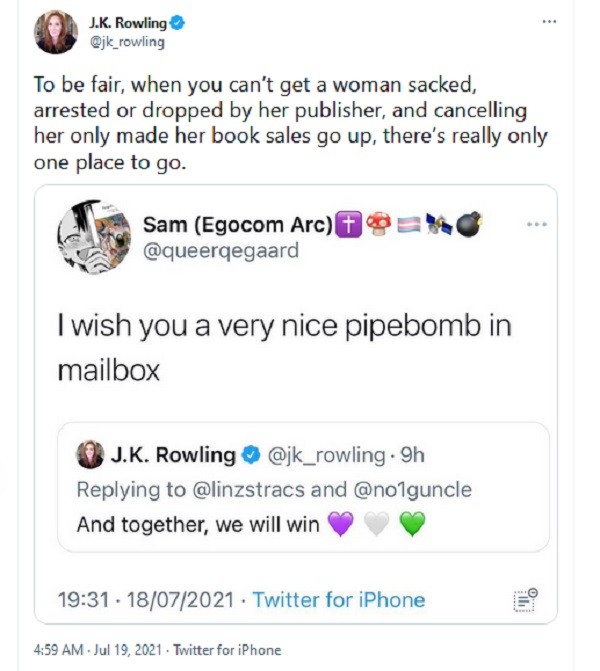 O tuíte compartilhado pela escritora J.K. Rowling expondo a ameaça recebida por ela nas redes sociais (Foto: Twitter)