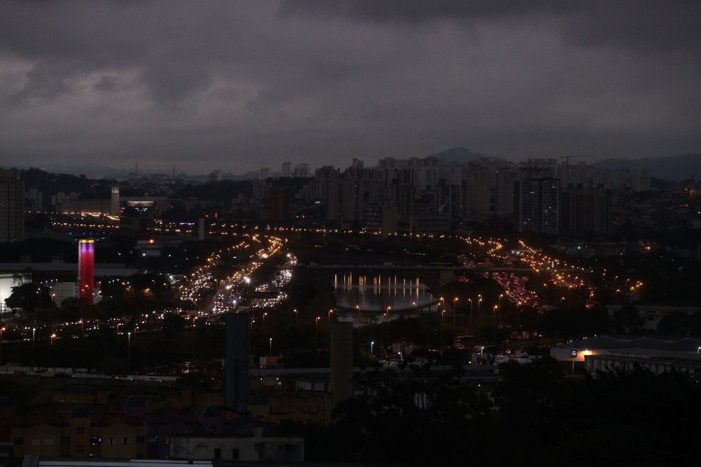 19 de agosto - Vista da Zona Norte de São Paulo com céu encoberto por volta de 16h, resultado de nuvens negras de queimadas da Amazônia que chegaram até o Sudeste — Foto: Alex Silva/Estadão Conteúdo