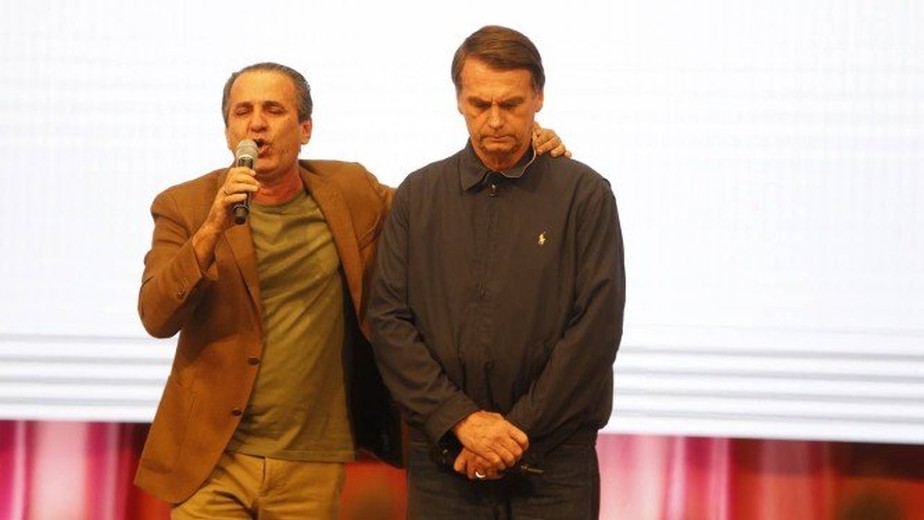 Jair Bolsonaro participa de culto com o pastor Silas Malafaia